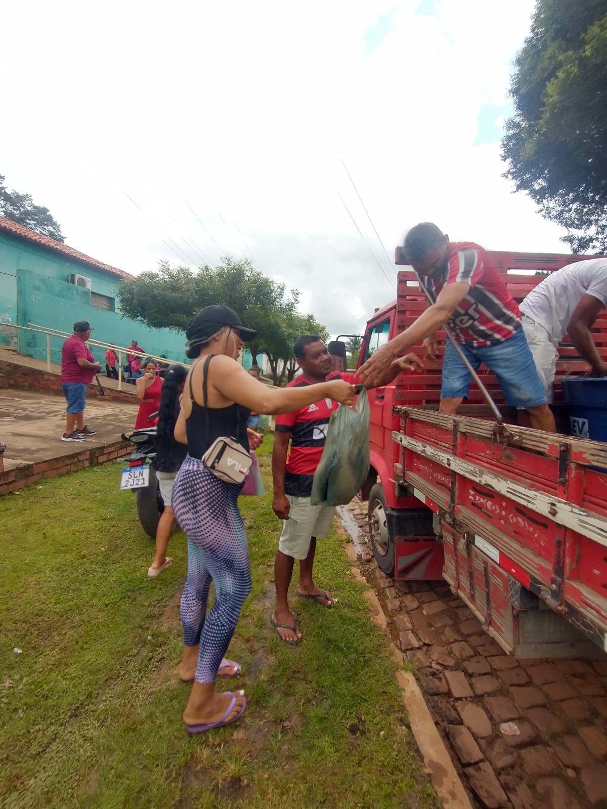 Em Monsenhor Gil centenas de famílias recebem peixes da prefeitura  - Imagem 32