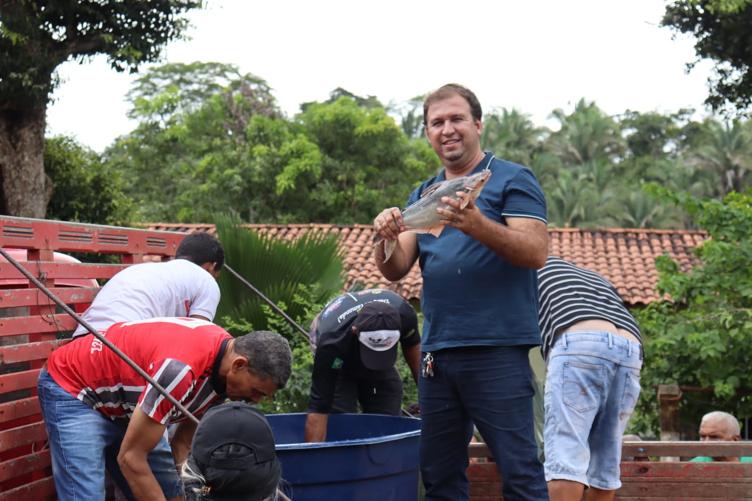 Em Monsenhor Gil centenas de famílias recebem peixes da prefeitura  - Imagem 29