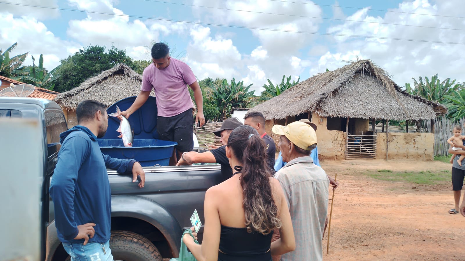 Em Monsenhor Gil centenas de famílias recebem peixes da prefeitura  - Imagem 17