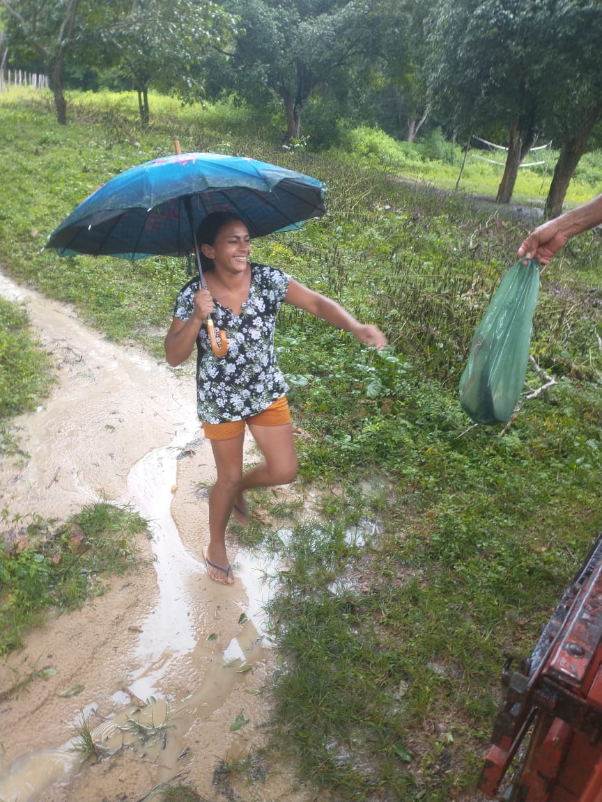 Em Monsenhor Gil centenas de famílias recebem peixes da prefeitura  - Imagem 19