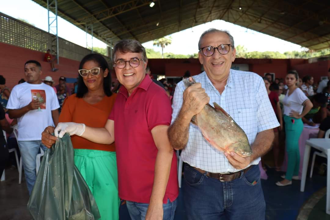 Em Monsenhor Gil centenas de famílias recebem peixes da prefeitura  - Imagem 15