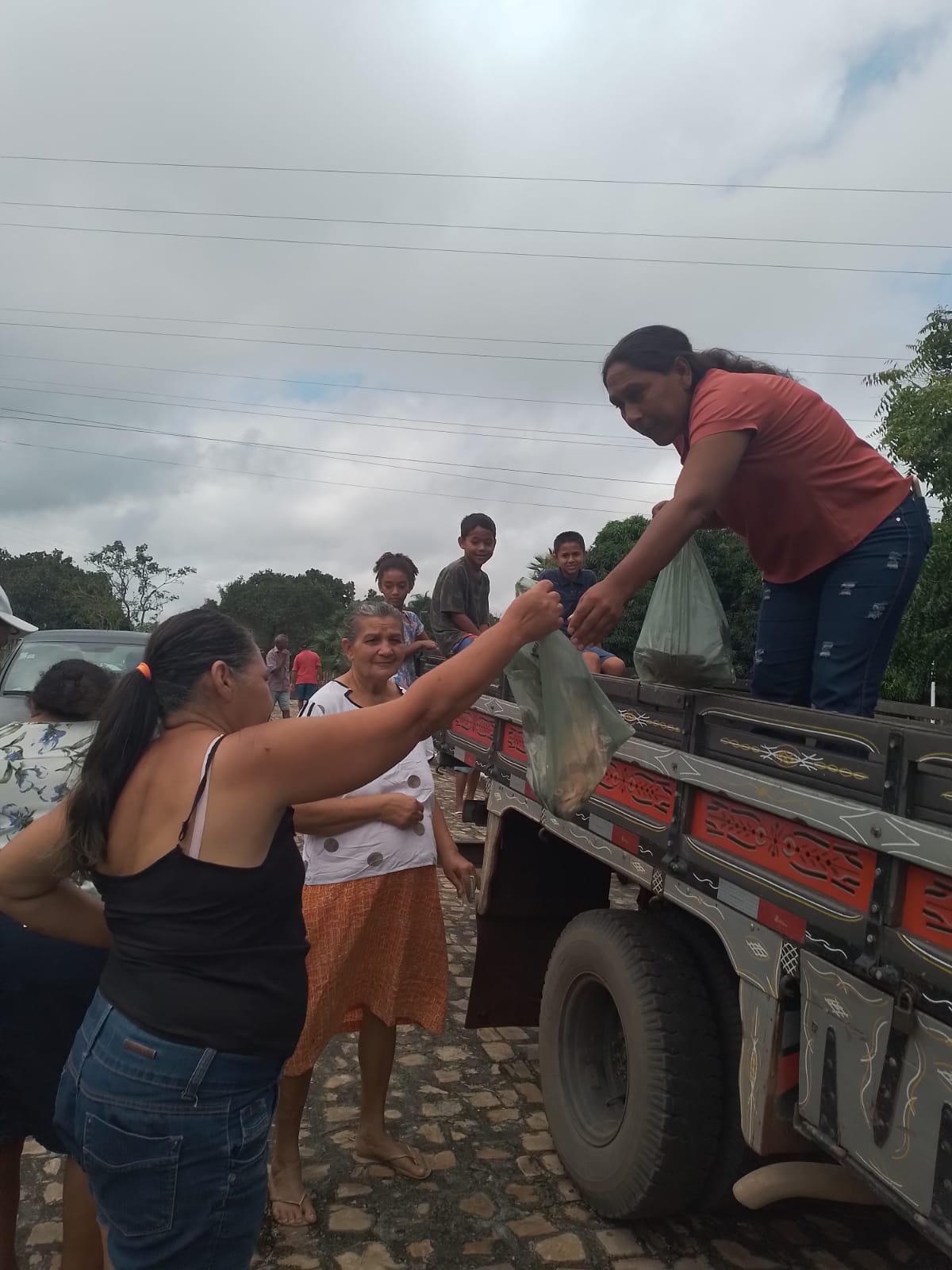 Em Monsenhor Gil centenas de famílias recebem peixes da prefeitura  - Imagem 38