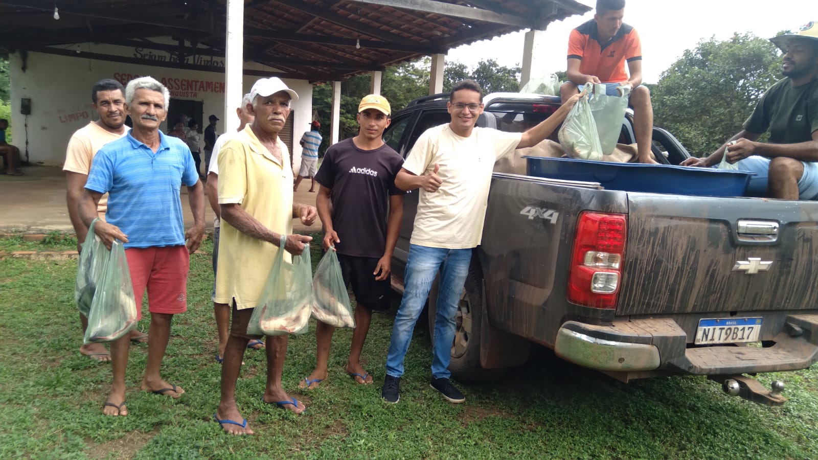 Em Monsenhor Gil centenas de famílias recebem peixes da prefeitura  - Imagem 33