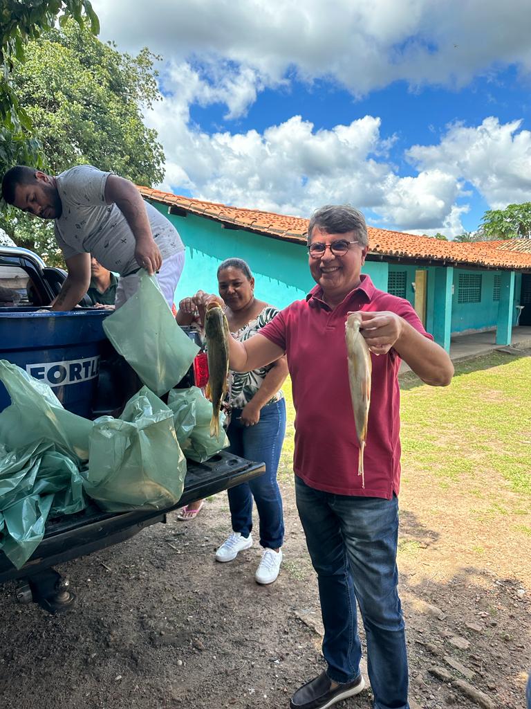 Em Monsenhor Gil centenas de famílias recebem peixes da prefeitura  - Imagem 1