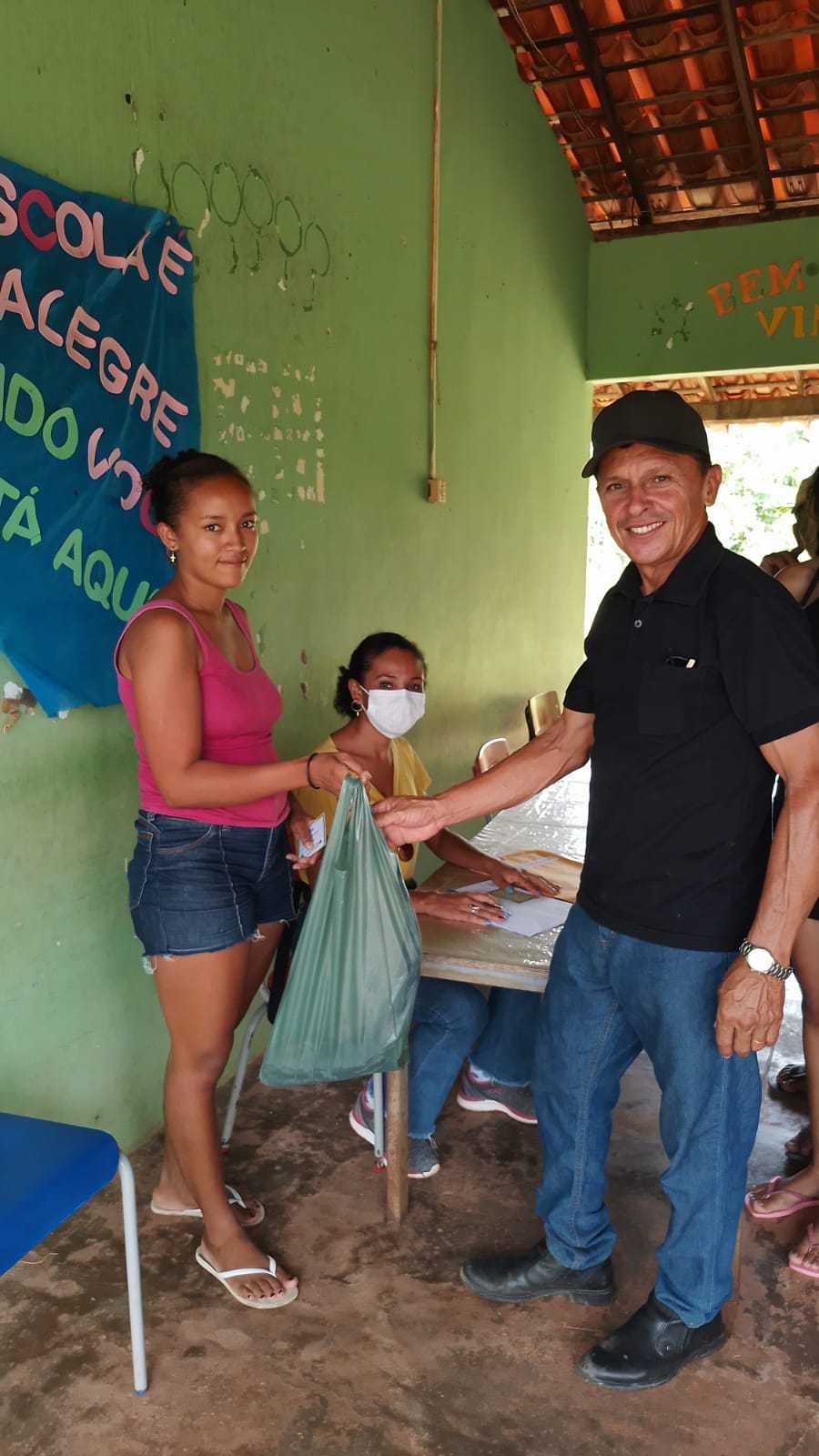 Em Monsenhor Gil centenas de famílias recebem peixes da prefeitura  - Imagem 16