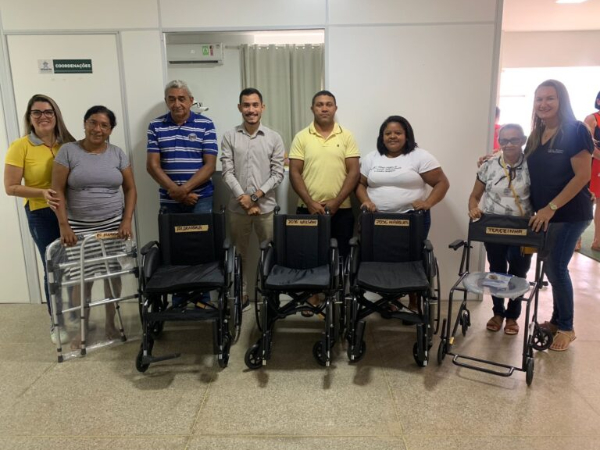 Secretaria de saúde entrega cadeiras de rodas à famílias carentes