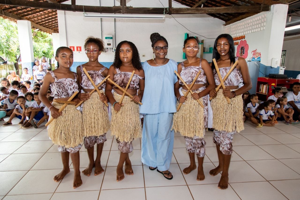Escritora Kiusam de Oliveira visita escolas municipais de Oeiras 