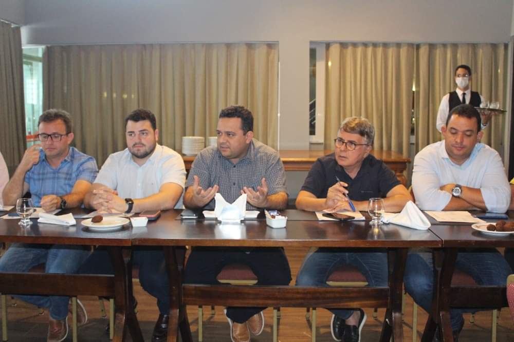 Prefeito João Luiz reúne diretoria da AMPAR para traçar novas  metas  - Imagem 2