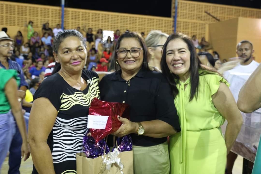 Prefeito João Luiz sorteia em torno de 50 mil reais entre as mães  - Imagem 16