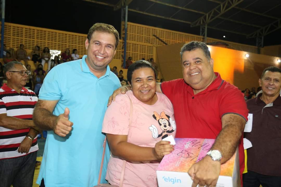Prefeito João Luiz sorteia em torno de 50 mil reais entre as mães  - Imagem 15