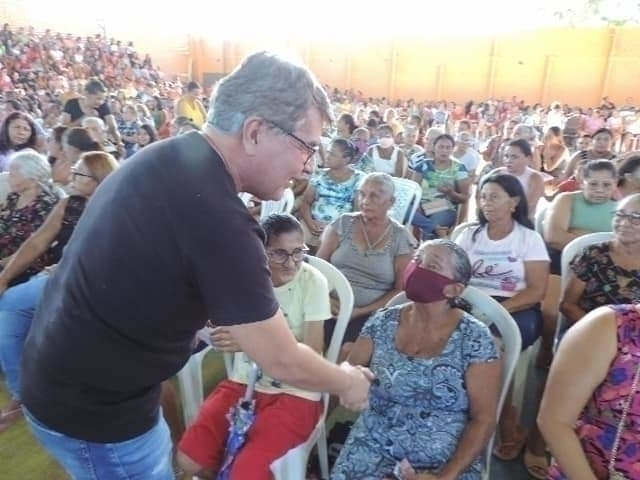 Prefeito João Luiz sorteia em torno de 50 mil reais entre as mães 