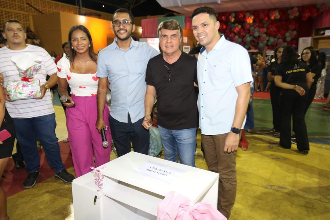 Prefeito João Luiz sorteia em torno de 50 mil reais entre as mães  - Imagem 11