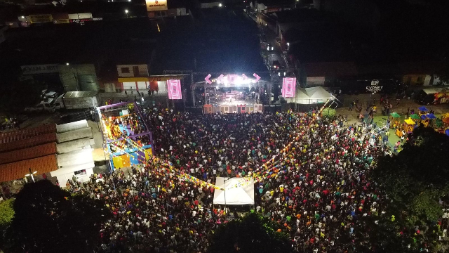 Maratona de Obras e milhares de pessoas nos shows marcam os 69 anos