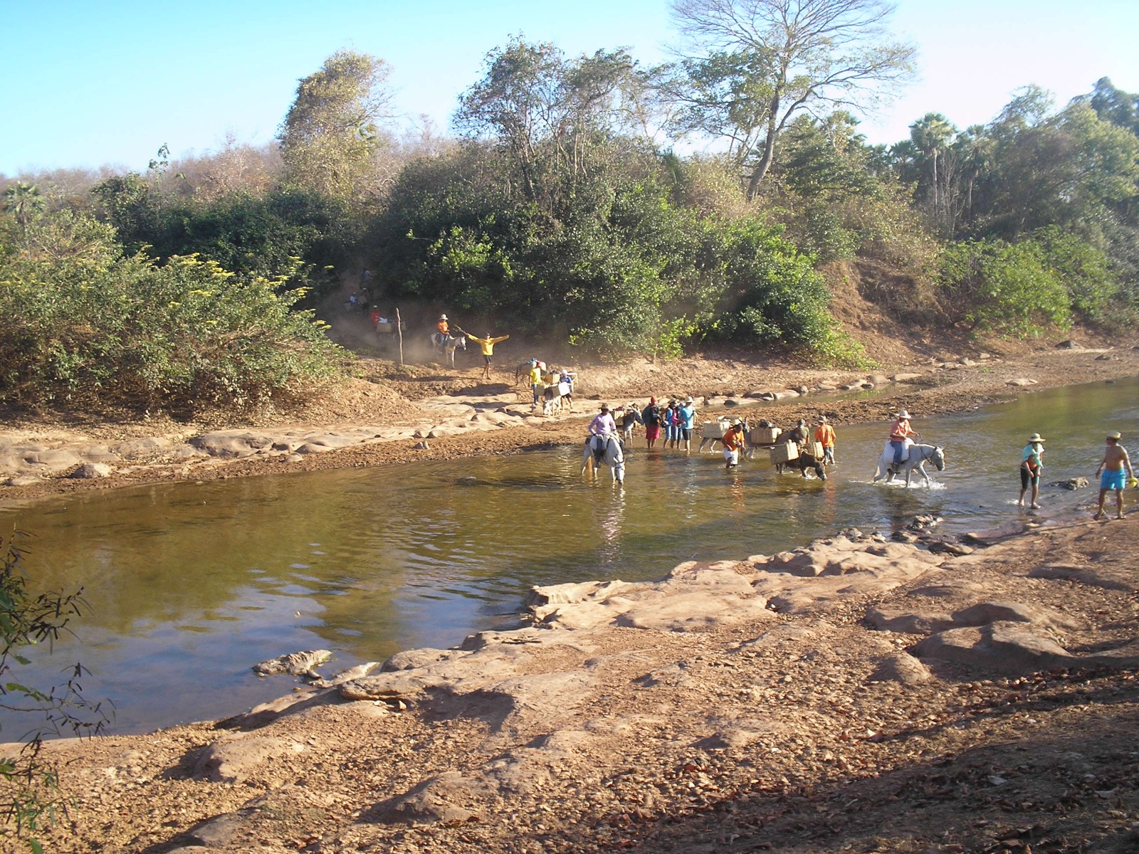 Caminhada busca também proporcionar bem-estar físico e mental aos participantes. (Foto: Divulgação)