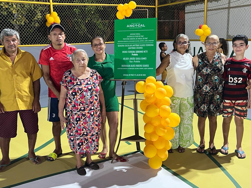 Comunidade de Angical comemorou a inauguração da nova quadra que beneficiará todos. (Foto: Divulgação)