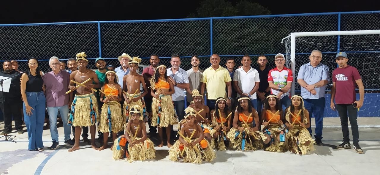 Zé Raimundo inaugura praça e quadra de esportes no povoado Queiroz