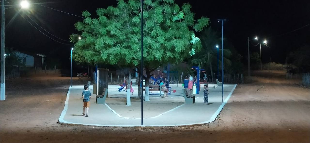 Zé Raimundo inaugura praça e quadra de esportes no povoado Queiroz - Imagem 1