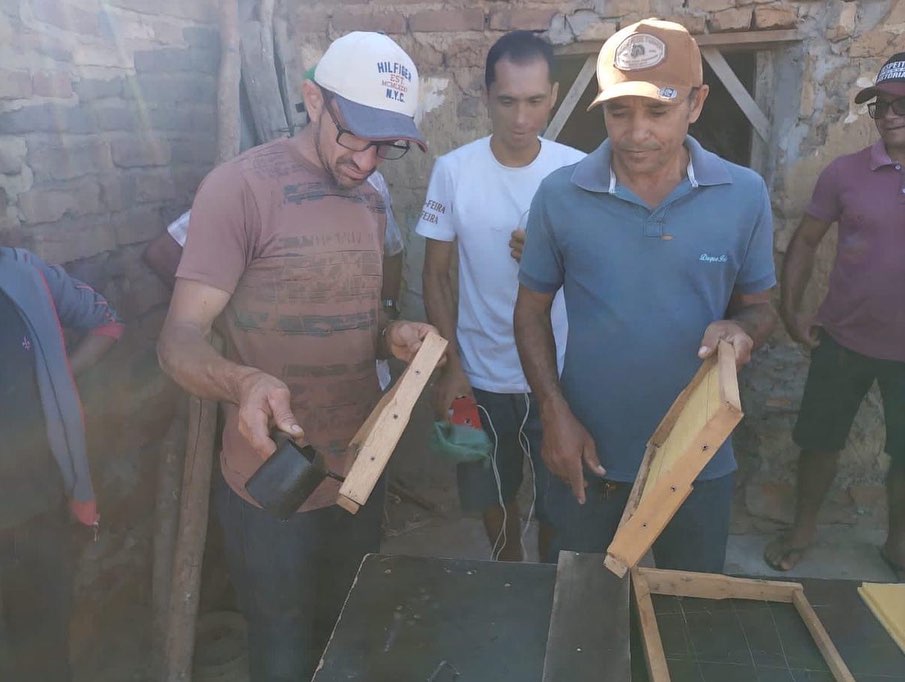 Curso serviu de capacitação para quem deseja investiri na produção de mel. (Foto: Divulgação)