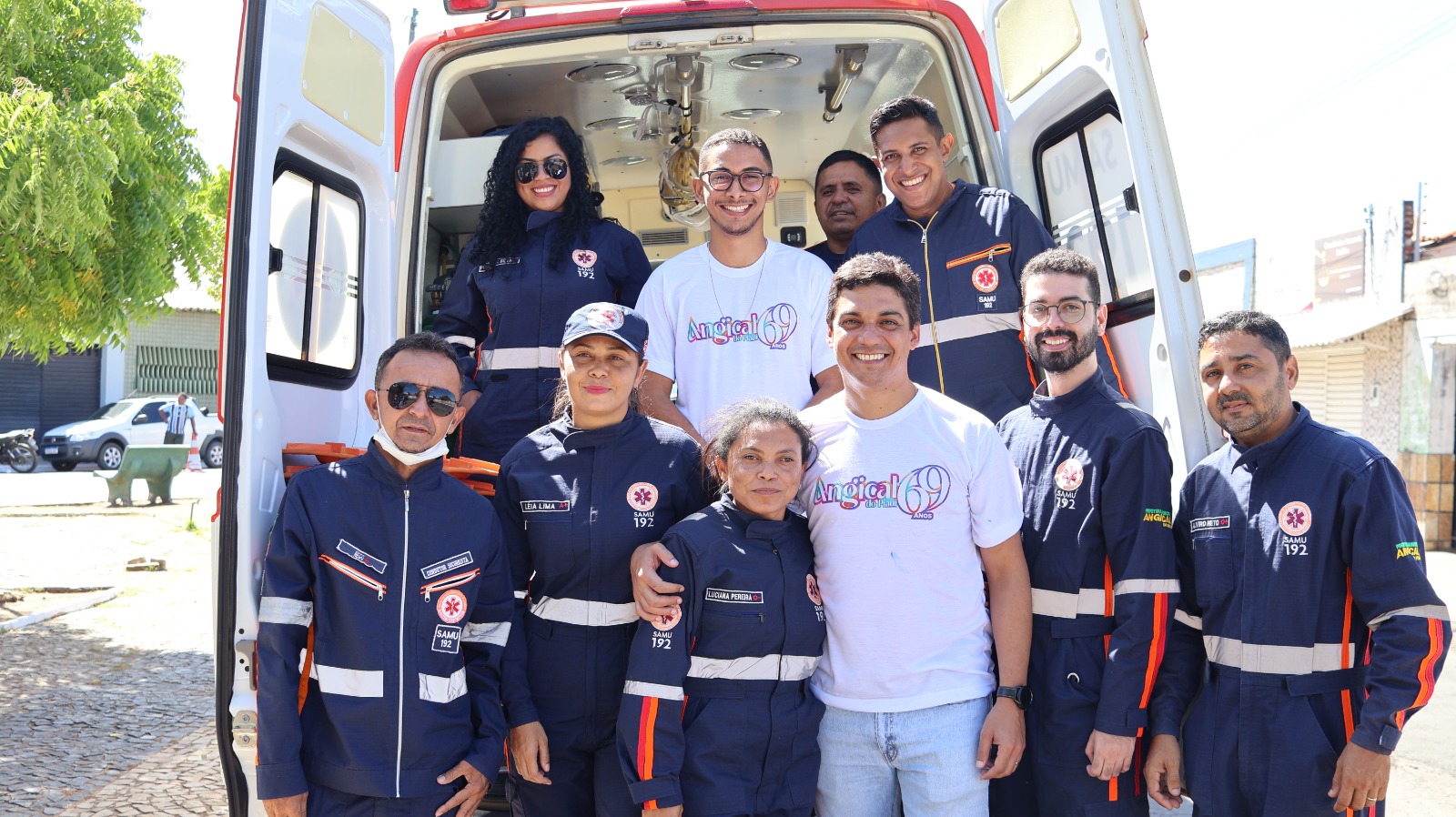 Prefeito de Angical, Bruno Neto, com equipe do Samu, no aniversário de Angical. (Foto: Divulgação)