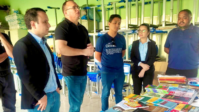 Prefeitura faz doação de livros para Penitenciária Regional de Oeiras