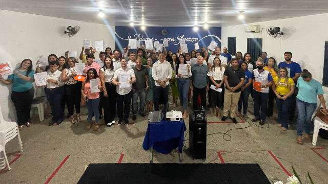 Aprovados no concurso público assinam termo de posse durante solenidade 