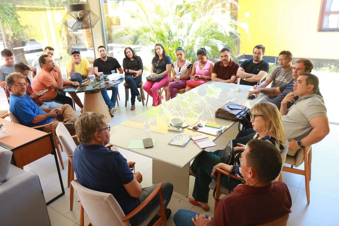 Prefeito reúne equipe e define data da 21a Semana Cultural de Mons. Gil  - Imagem 5