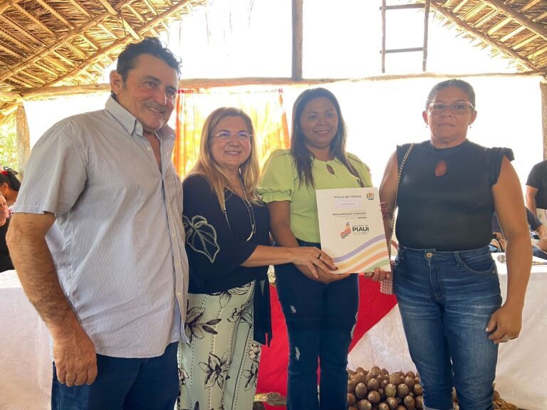 Prefeita Vilma Lima participa de solenidade de entrega de títulos de terra - Imagem 2