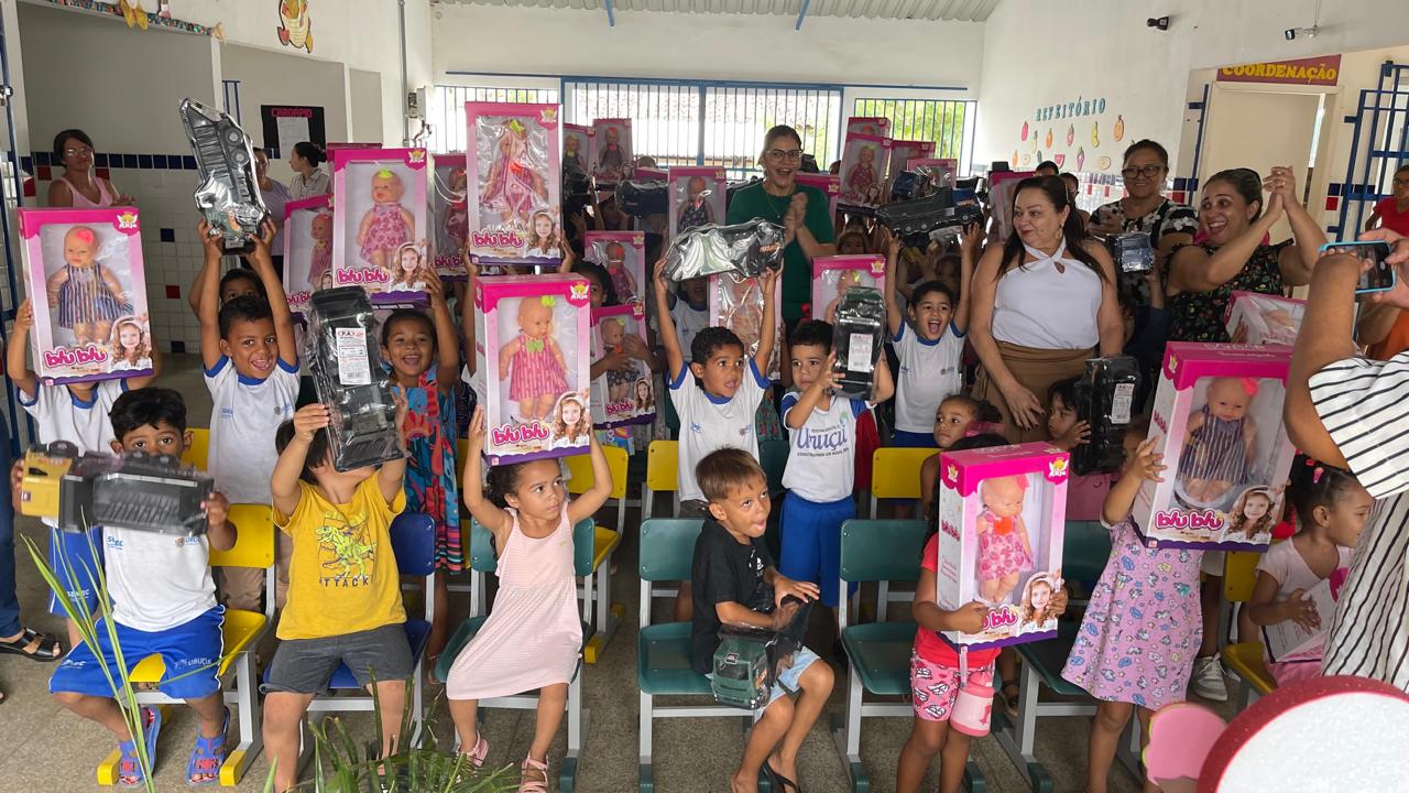Prefeito Dr.Wagner e Secretária distribuem Brinquedos nas Escolas de Uruçuí