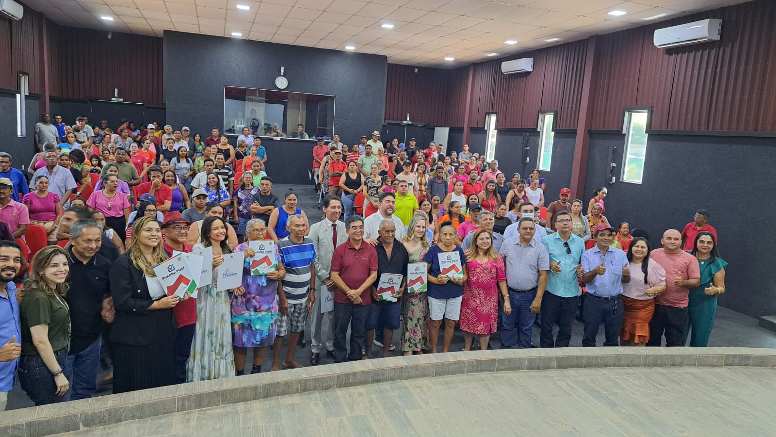Prefeitura entrega registros de imóveis aos moradores do Bairro Liberdade