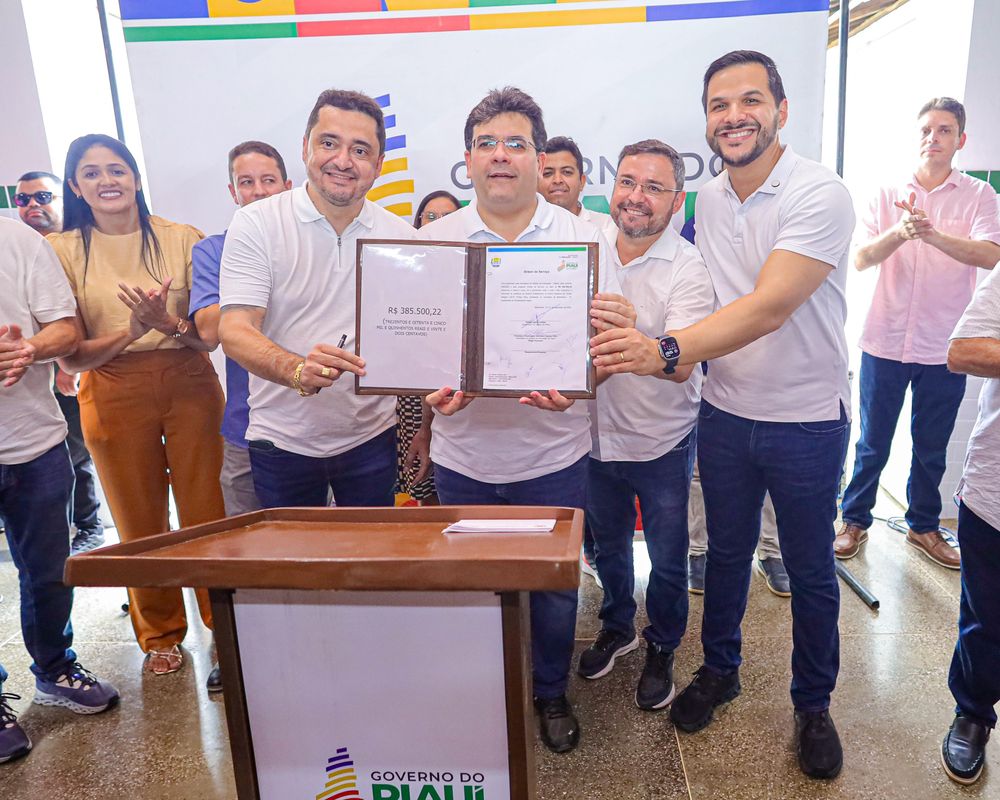 Governador inaugura reforma de escola e autoriza cobertura da quadra