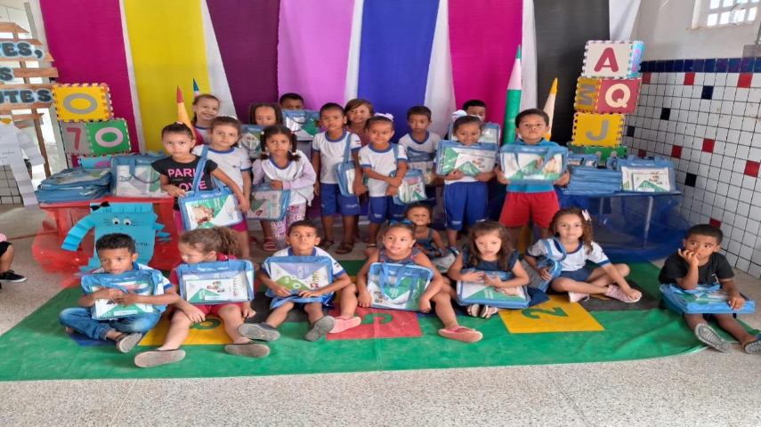 Secretaria Municipal de Educação Entregam Livros Didáticos para Educação 