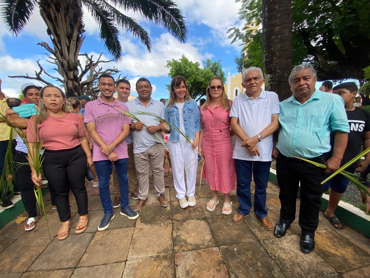 Igreja católica e Prefeitura realizaram entrega de cestas básicas. - Imagem 1