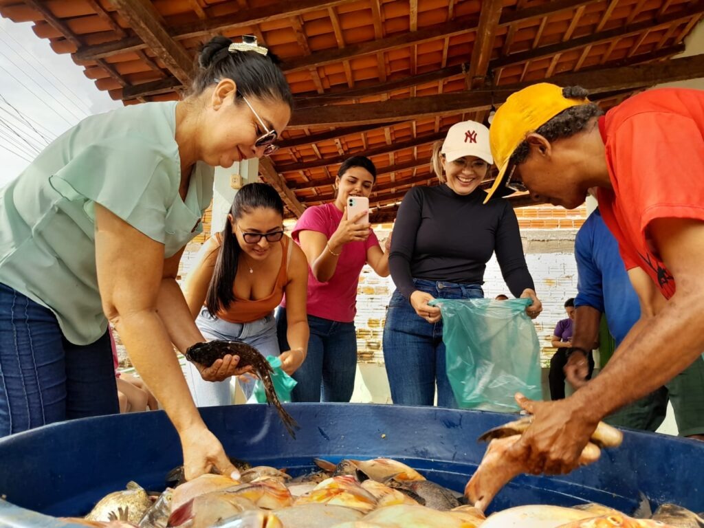 Prefeitura de São João do Arraial distribui 4 toneladas de peixes - Imagem 8