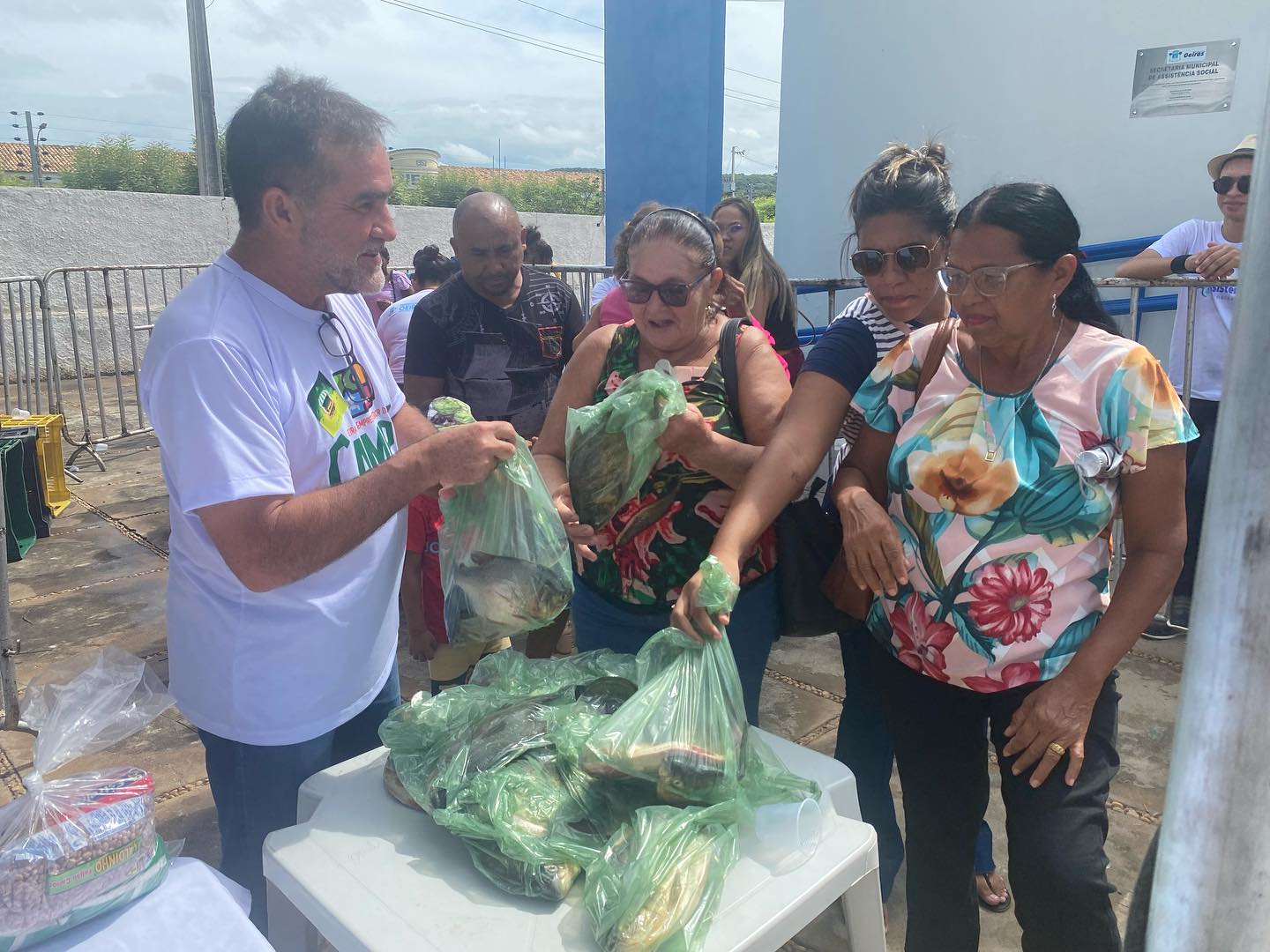 Prefeitura distribui kits de alimentos e toneladas de peixes em Oeiras - Imagem 4