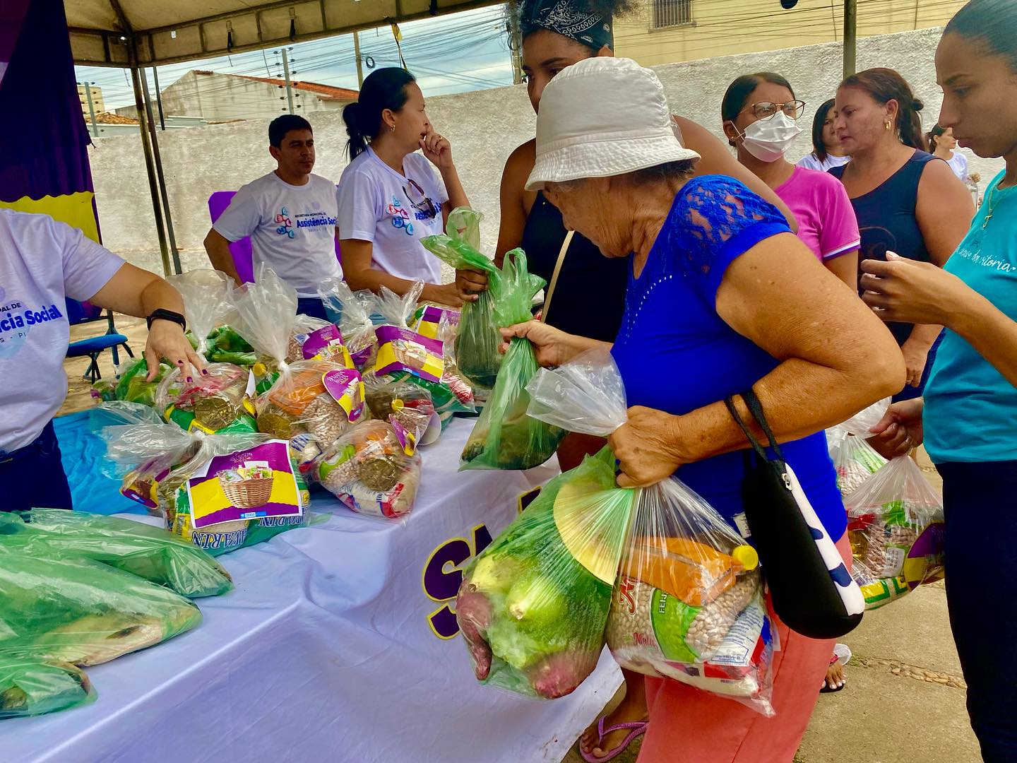 Prefeitura distribui kits de alimentos e toneladas de peixes em Oeiras - Imagem 5