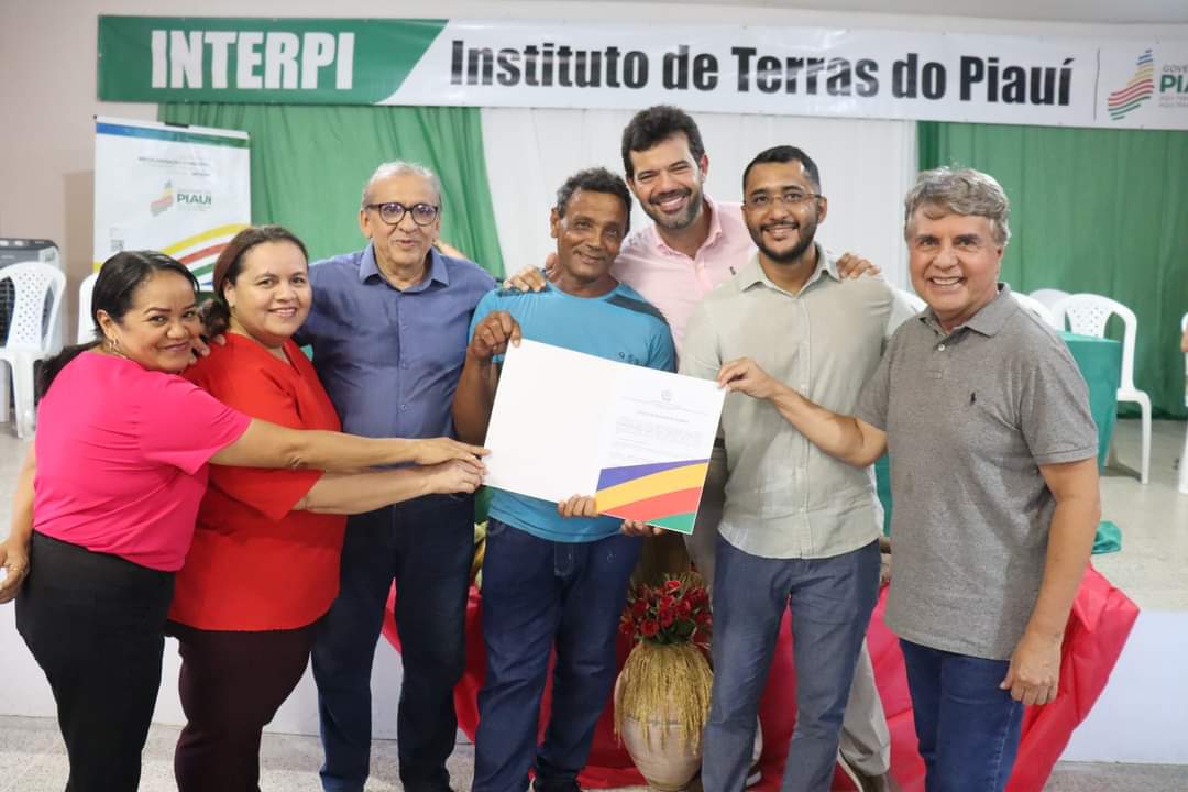 Prefeito João Luiz e vice Evandro Abreu fazem entrega de títulos de posses - Imagem 2