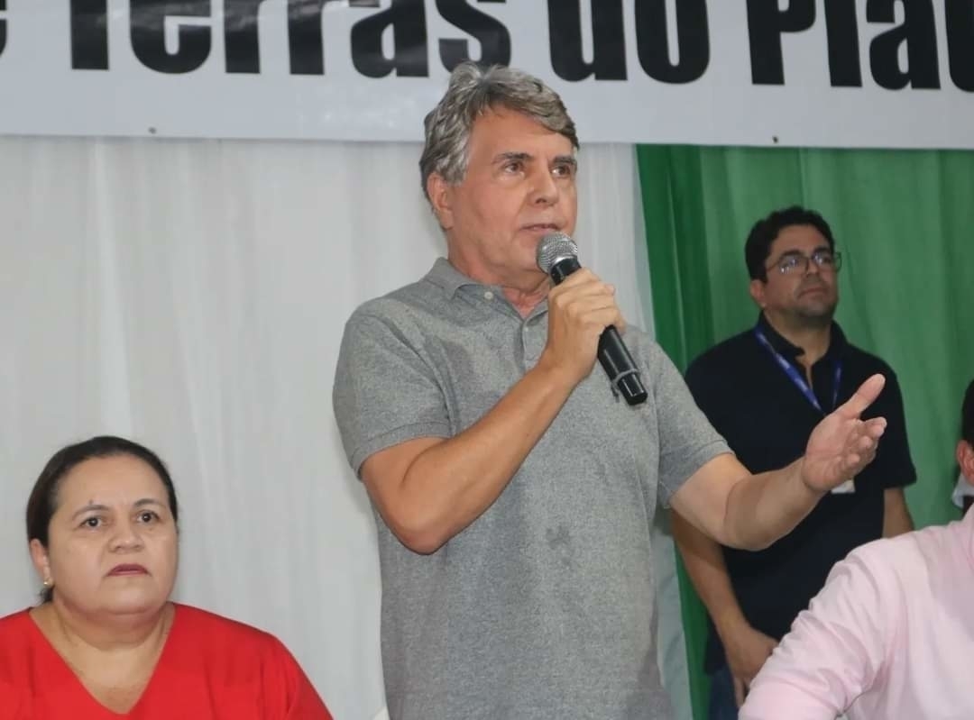 Prefeito João Luiz e vice Evandro Abreu fazem entrega de títulos de posses
