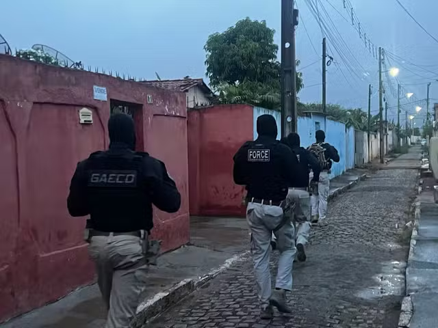 Policiais durante o cumprimento dos mandados Foto: Divulgação/ MP-BA