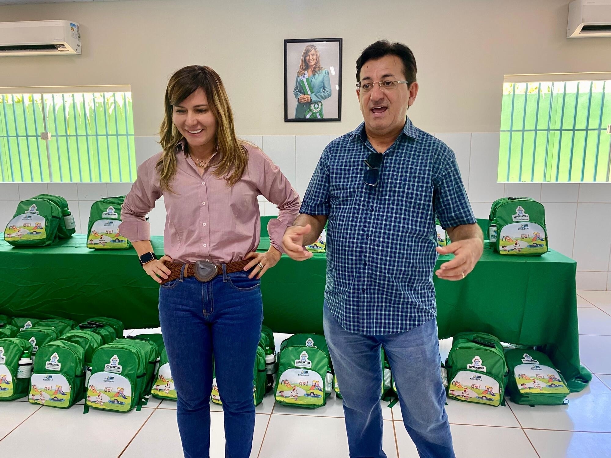 Prefeitura entrega de kits escolares para alunos da rede municipal.