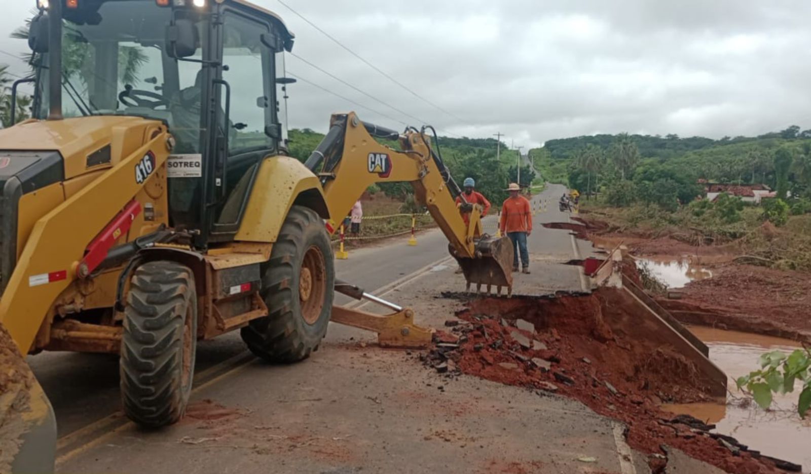 Equipes do DER-PI trabalham em rodovia que rompeu na região de Picos 