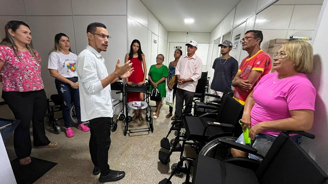 Prefeitura realiza a entrega de cadeiras de rodas e de banho. - Imagem 2