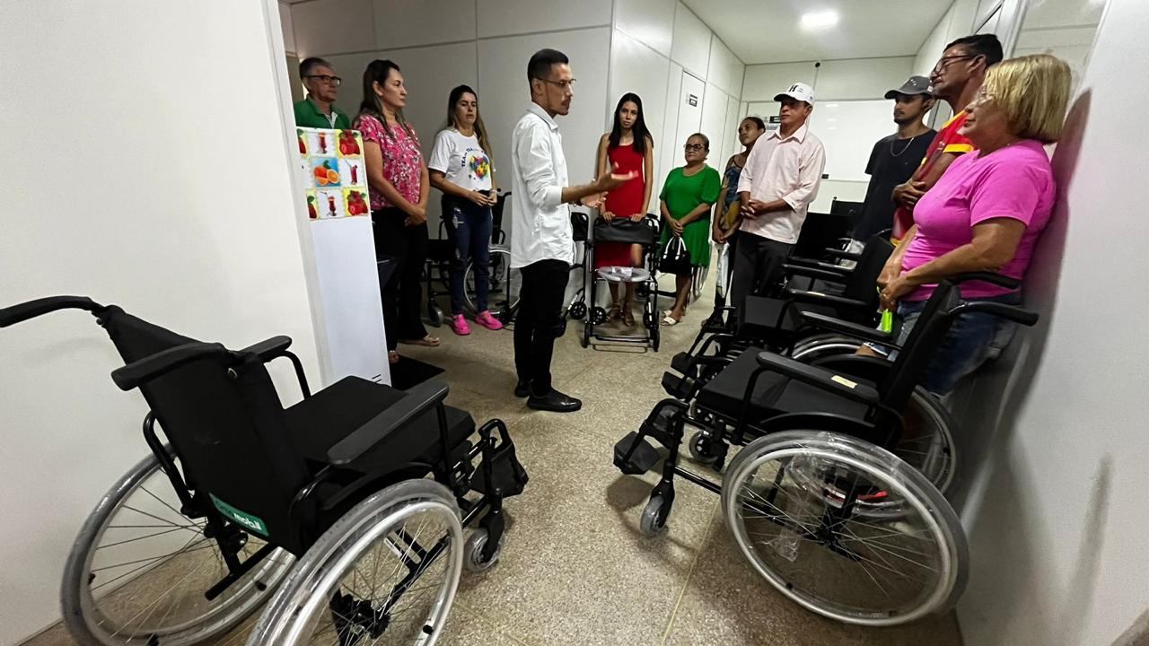 Prefeitura realiza a entrega de cadeiras de rodas e de banho. - Imagem 4