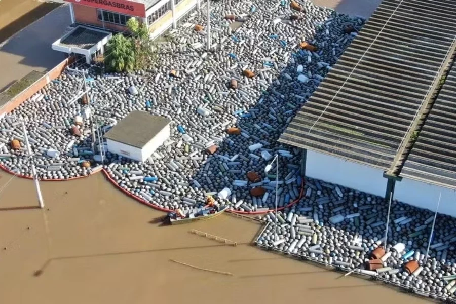 Botijões que flutuaram estão vazios; barreiras de contenção foram instaladas  | Foto: Divulgação/Copa Energia
