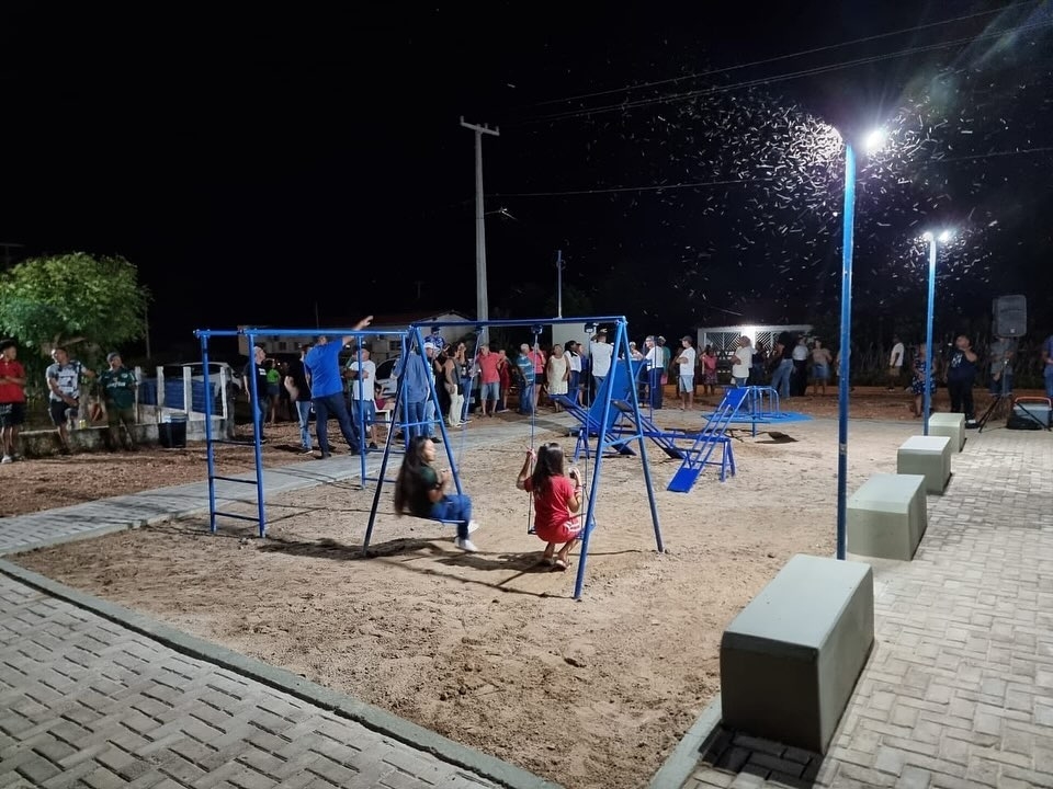 Zé Raimundo inaugura praça no povoado Várzea Tranqueira em Oeiras