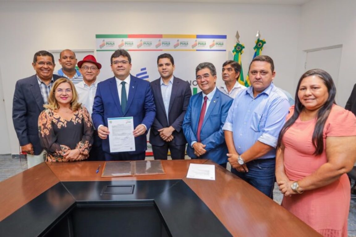 Prefeita Vilma participa de assinatura de ordem de serviço de asfaltamento