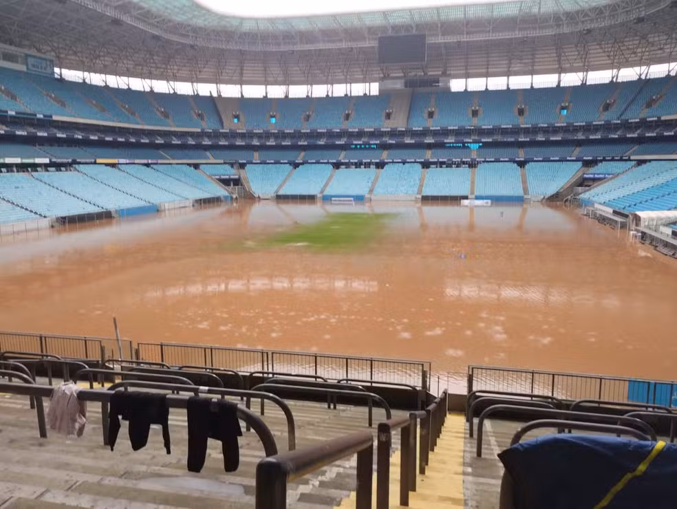 Inundação atingiu também o campo da Arena do Grêmio, suspendendo realização de jogos. (Foto: Diego Baldi)