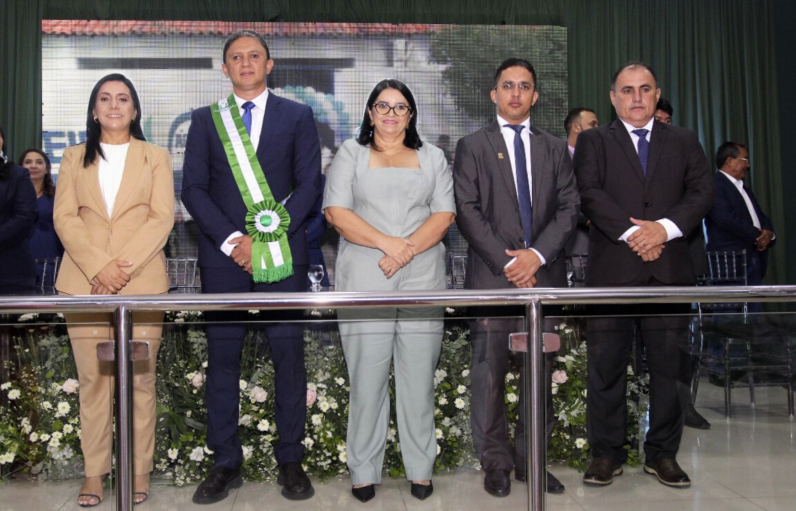 Júnior Ribeiro é empossado prefeito reeleito de Água Branca