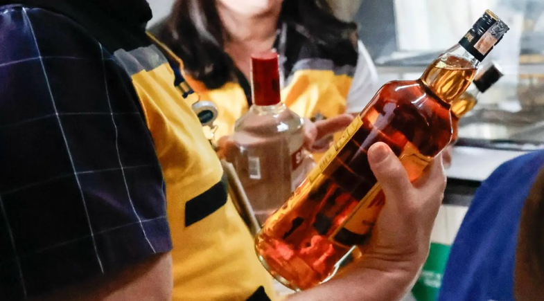 Garrafas apreendidas durante fiscalização em bar | Divulgação/Vigilância Sanitária do Estado de São Paulo