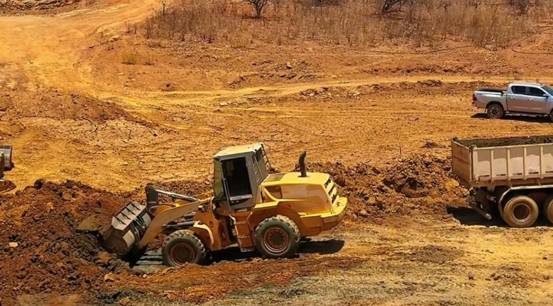 Prefeitura de Queimada Nova realiza limpeza e ampliação de Barragem do Lago do Angico