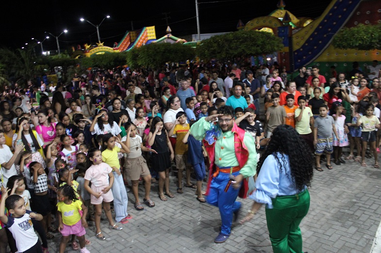 Muito brilho e alegria contagia festa dedicada à criançada